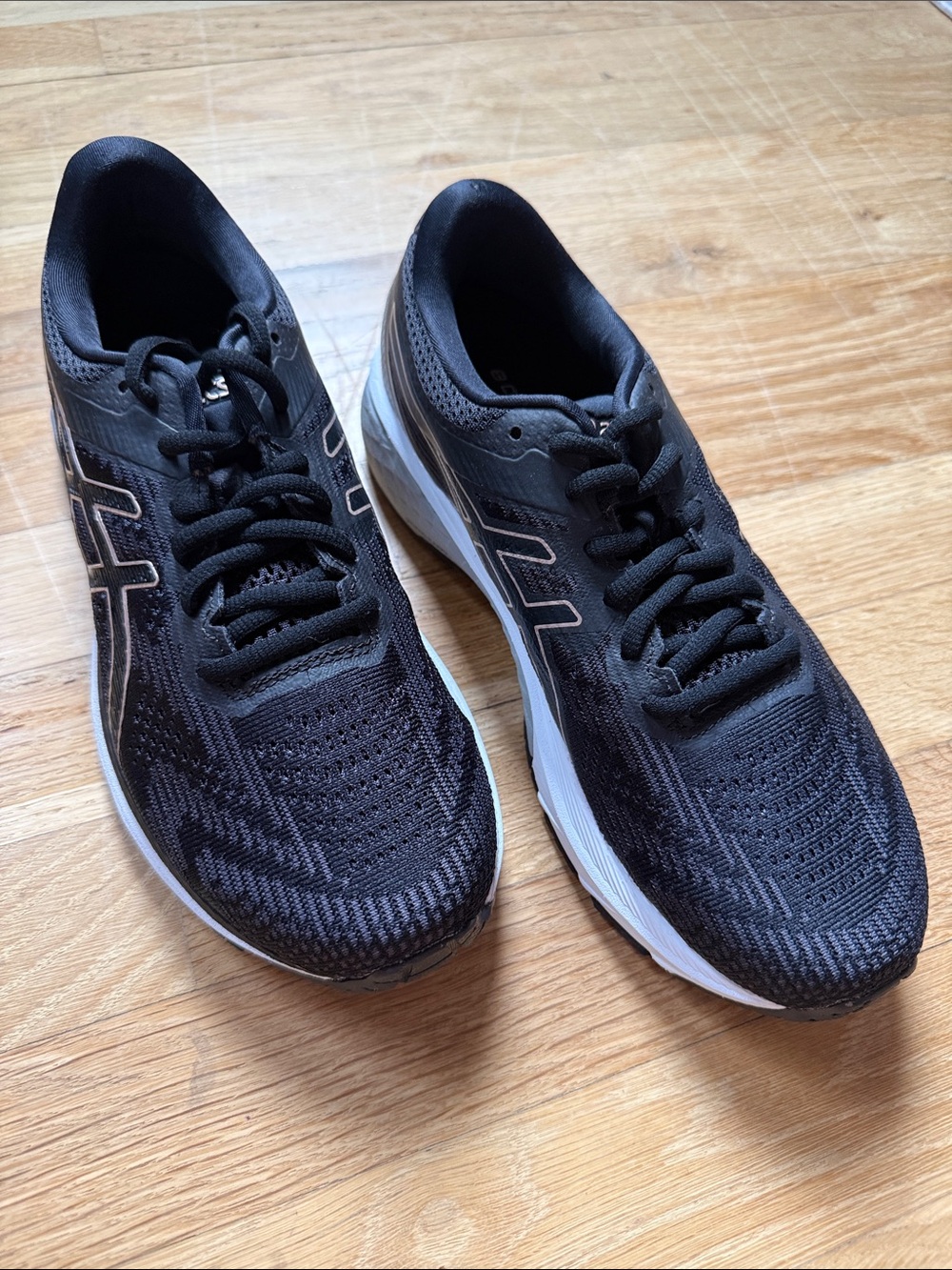 NEW Asics Black Athletic Running Shoes with White Midsole GT 2000 8 NEVER WORN